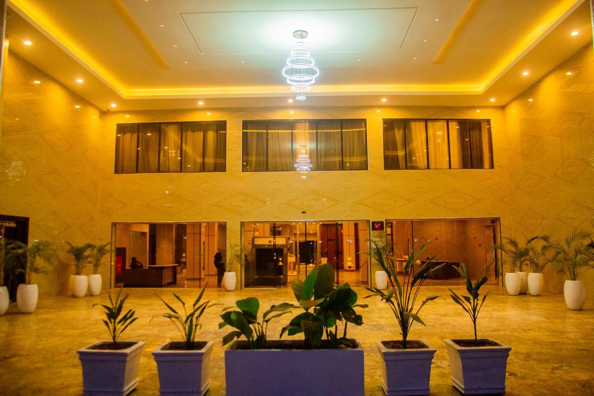 Boulevard Owerri Hotel ภายนอก รูปภาพ