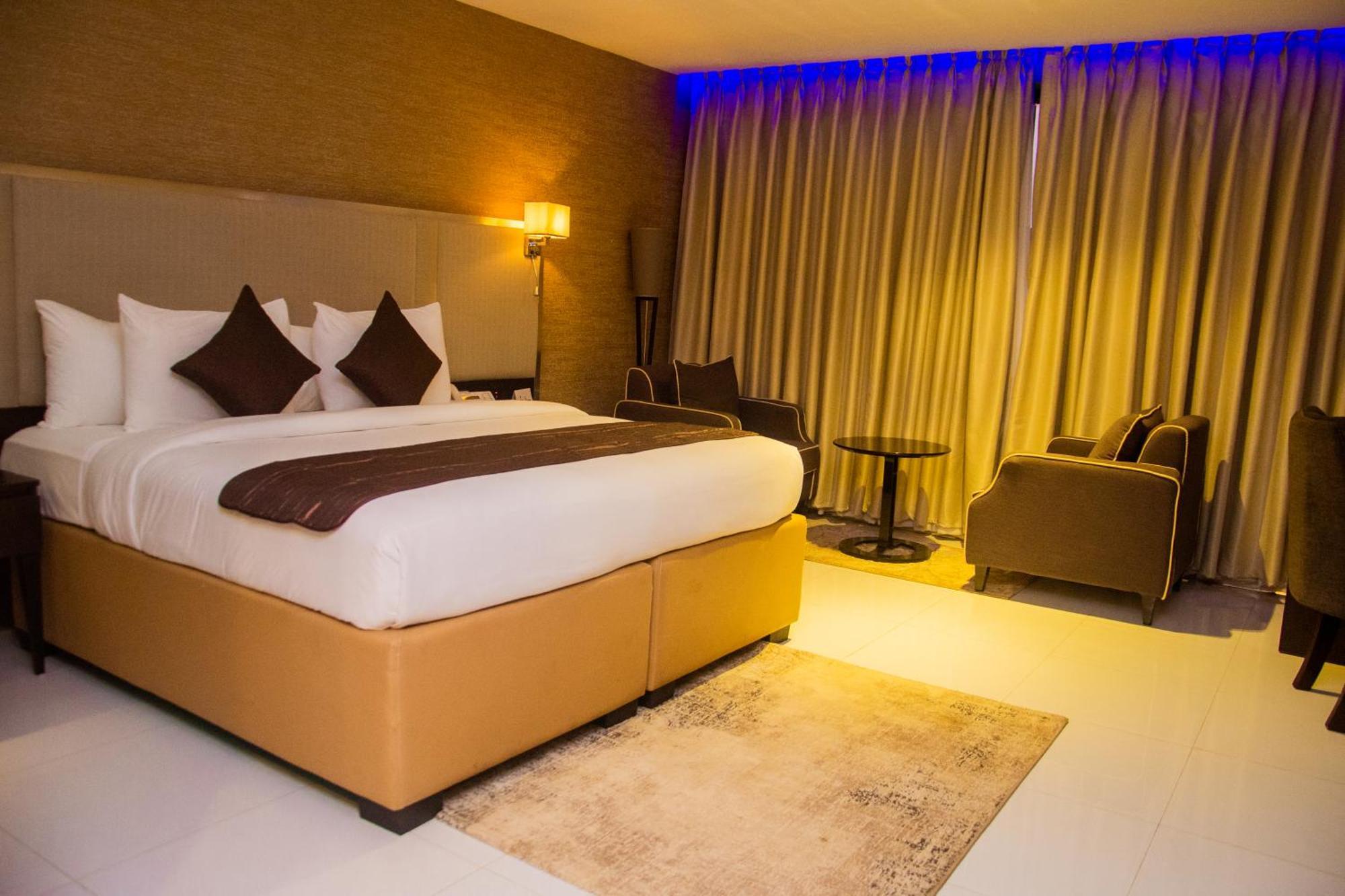 Boulevard Owerri Hotel ภายนอก รูปภาพ