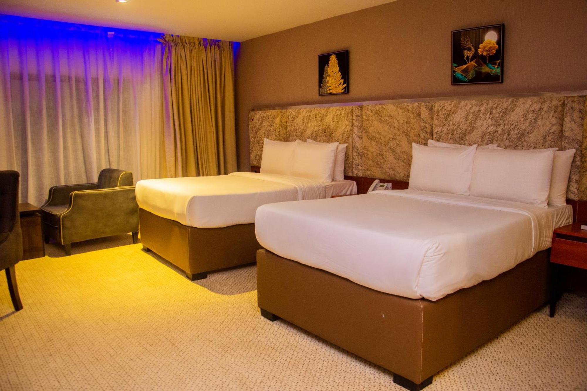 Boulevard Owerri Hotel ภายนอก รูปภาพ