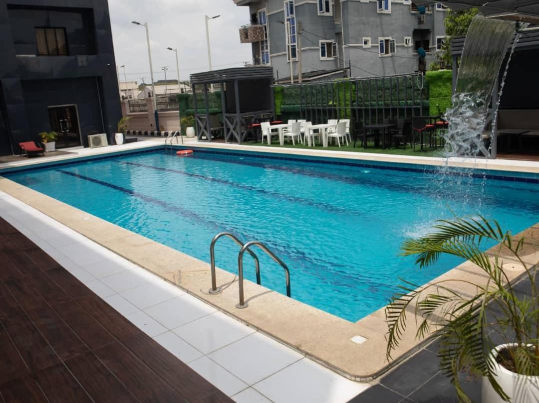 Boulevard Owerri Hotel ภายนอก รูปภาพ